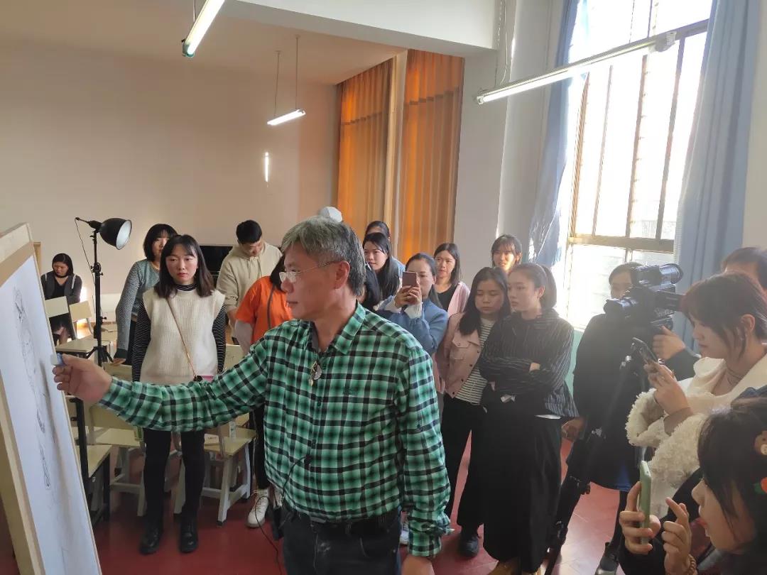 中国美术学院徐默教授在云南大学进行人物线描