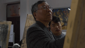 1578451335231411.gif 清华美术学院教授王铁牛在云大示范指导