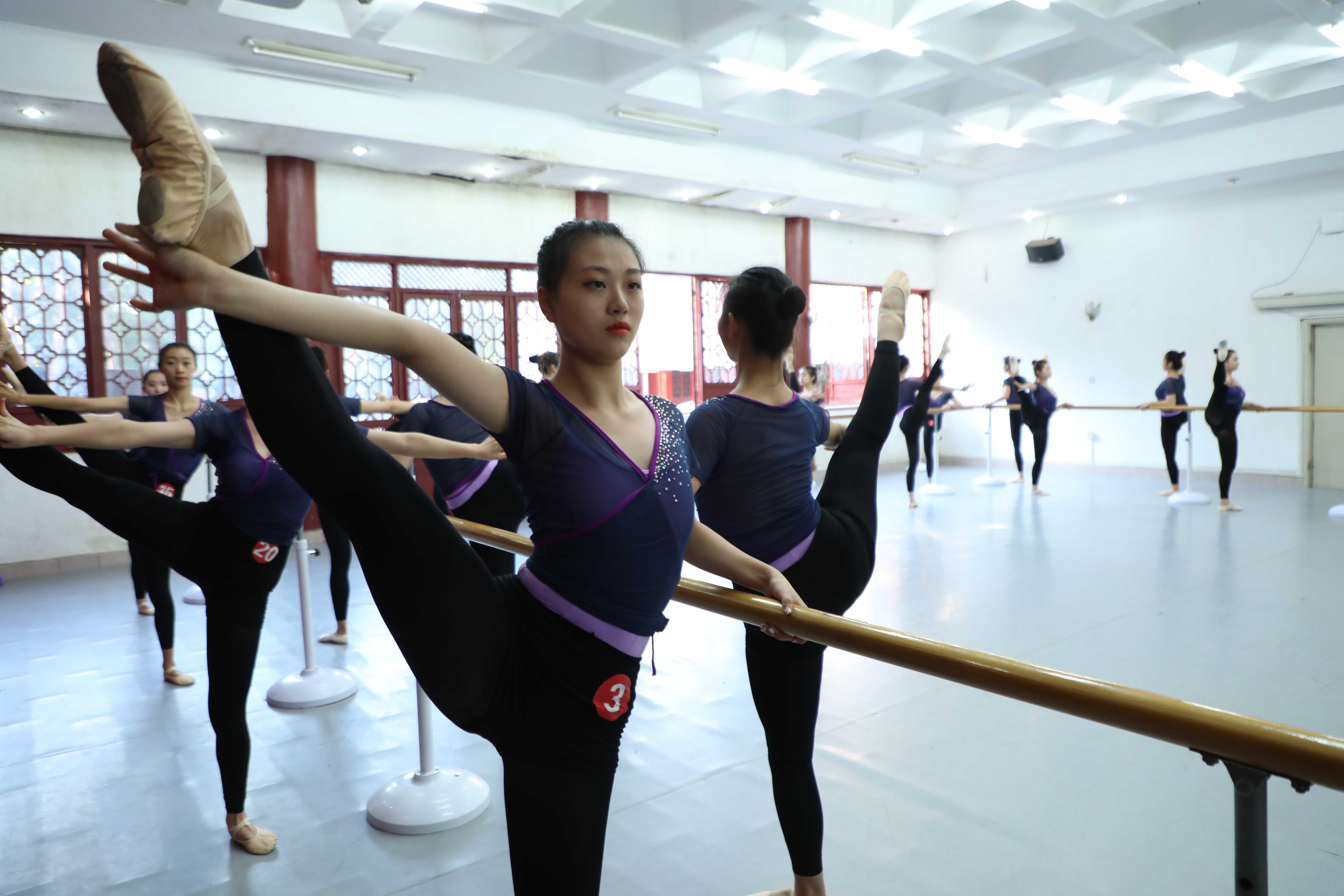 【图片】云南大学昌新国际艺术学院舞蹈系2020级期中汇报表演