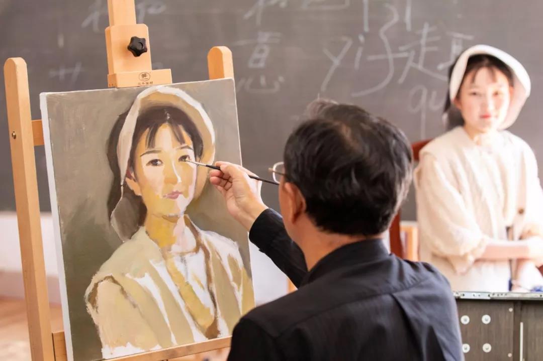 1574839200605813.jpg 王胜利教授在我校泽清堂进行范画现场教学