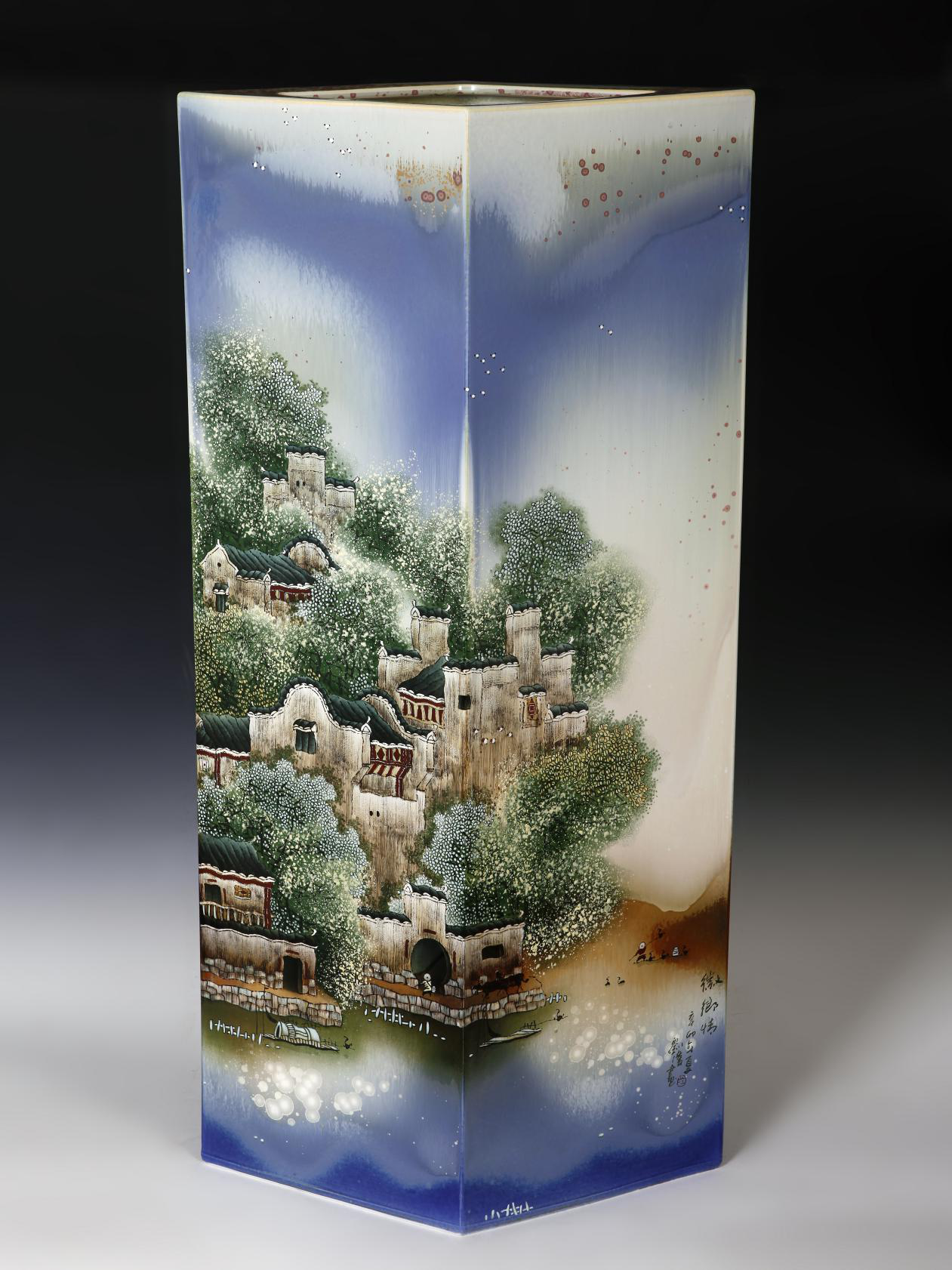 1576571568246481.png 中国工艺美术大师刘伟在云南大学进行瓷画示范
